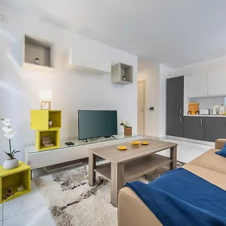 Apartament Palazzo Ducoss - 5 - Three Bedroom Two Bathroom *